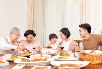 Khi nào bé ăn cùng bữa với cha mẹ? Khi nào bé ăn cùng bữa với cha mẹ?