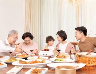 Khi nào bé ăn cùng bữa với cha mẹ?