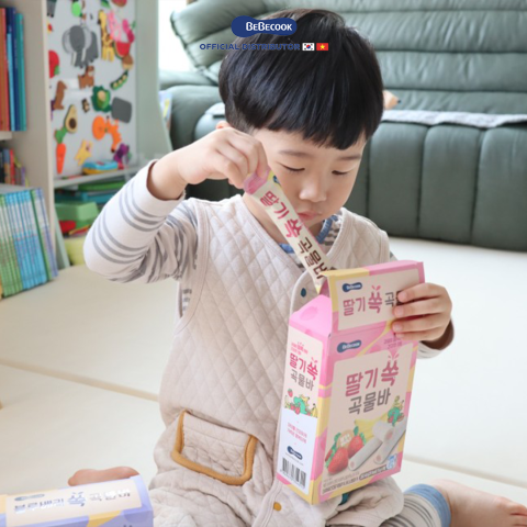 Bánh Cuộn Ngũ Cốc Vị Dâu Tây BeBecook Hàn Quốc Cho Bé Ăn Dặm Từ 15M+ Hộp 40g